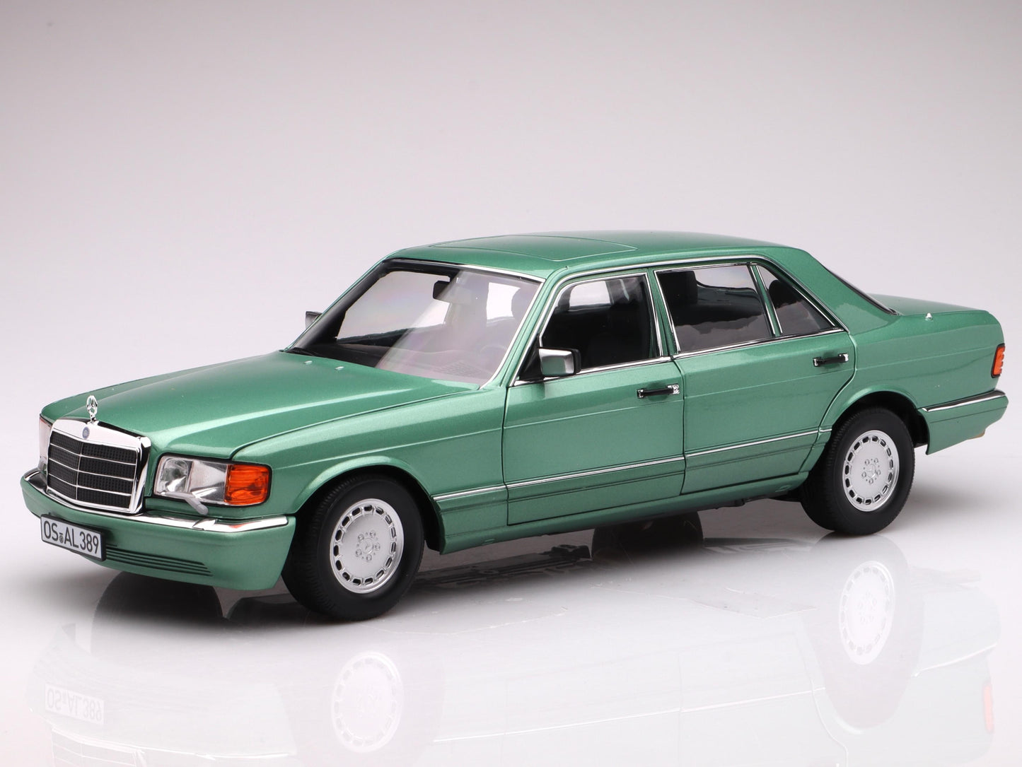 Mercedes-Benz 560 SEL year 1991 light green metallic 1:18 Norev