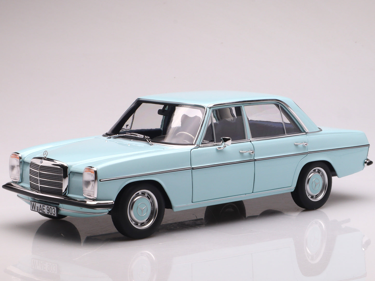 Mercedes-Benz 200 (W115) (1968), Norev 1:18