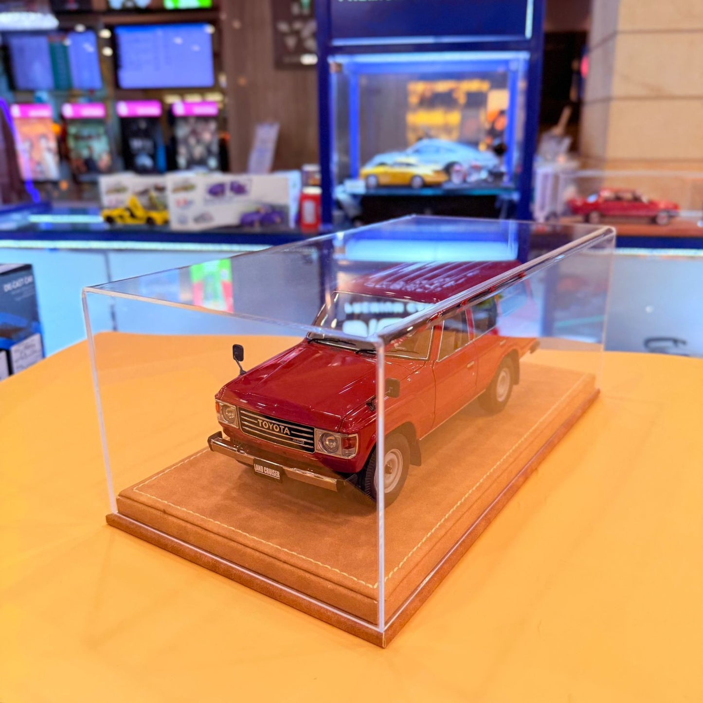 DISPLAY BOX LIGHT BROWN