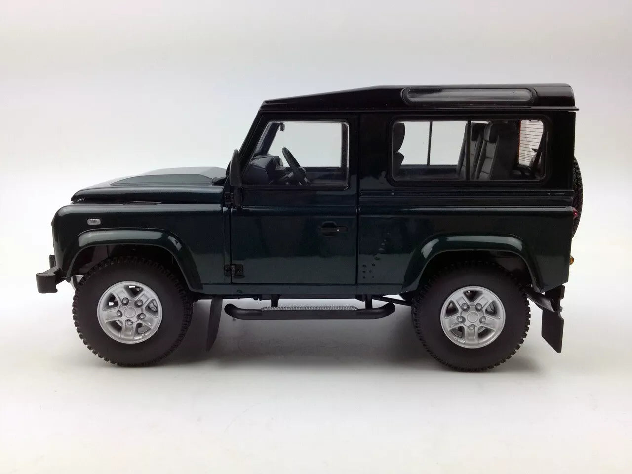 KYOSHO 1/18scale Land Rover Defender 90 Antree Green