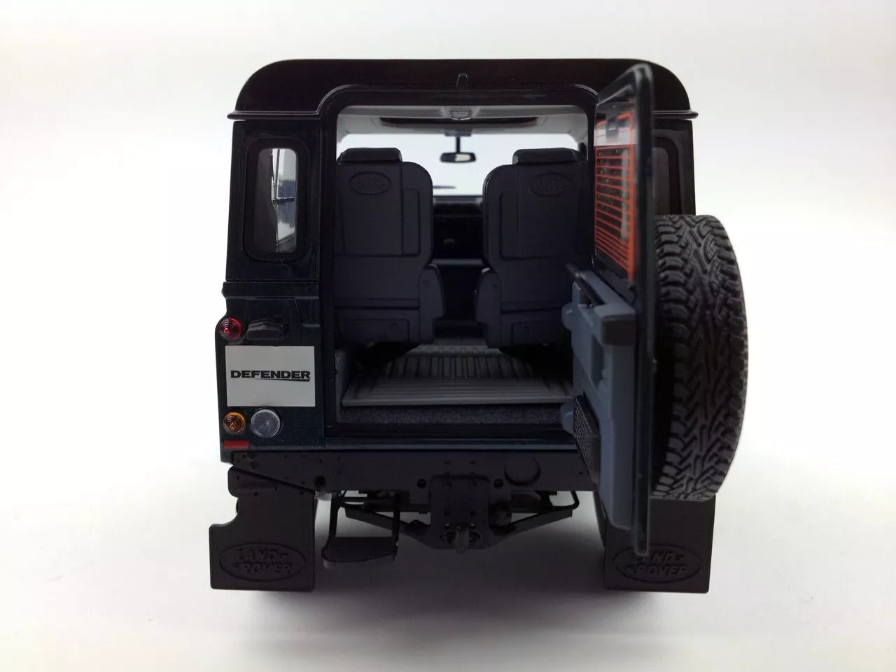 KYOSHO 1/18scale Land Rover Defender 90 Antree Green